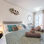 Cozy 2 Bedroom Duplex, Parking, Terrace, Office, Pool! Apartman
