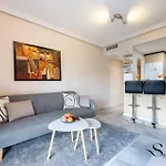 Cozy 2 Bedroom Duplex, Parking, Terrace, Office, Pool! Apartman