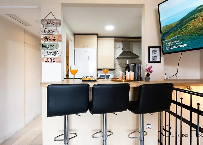 Cozy 2 Bedroom Duplex, Parking, Terrace, Office, Pool! Apartmán
