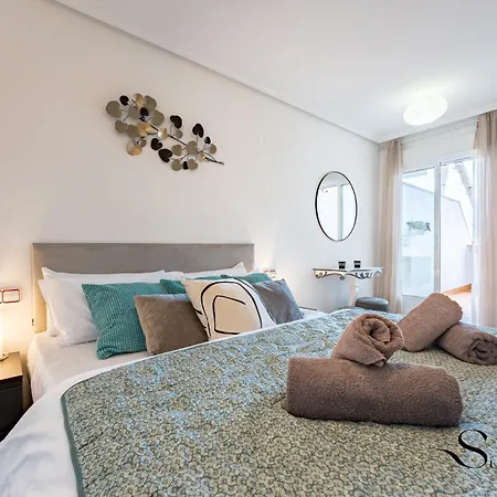 Cozy 2 Bedroom Duplex, Parking, Terrace, Office, Pool! Apartment
